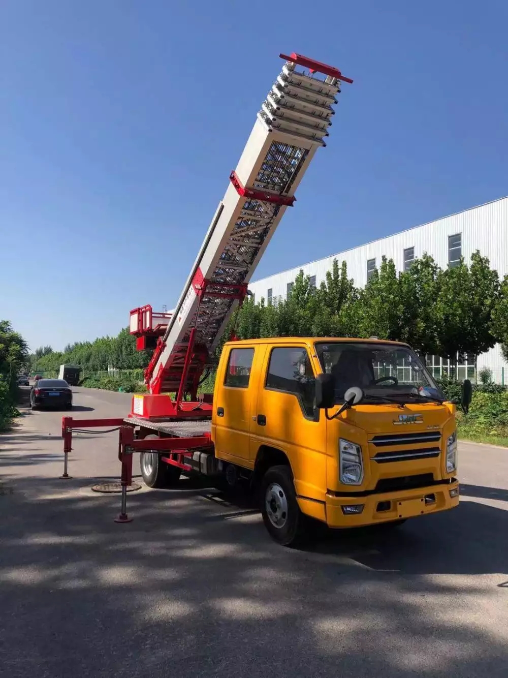 诏安县附近的云梯车出租服务：轻松解决高空作业需求