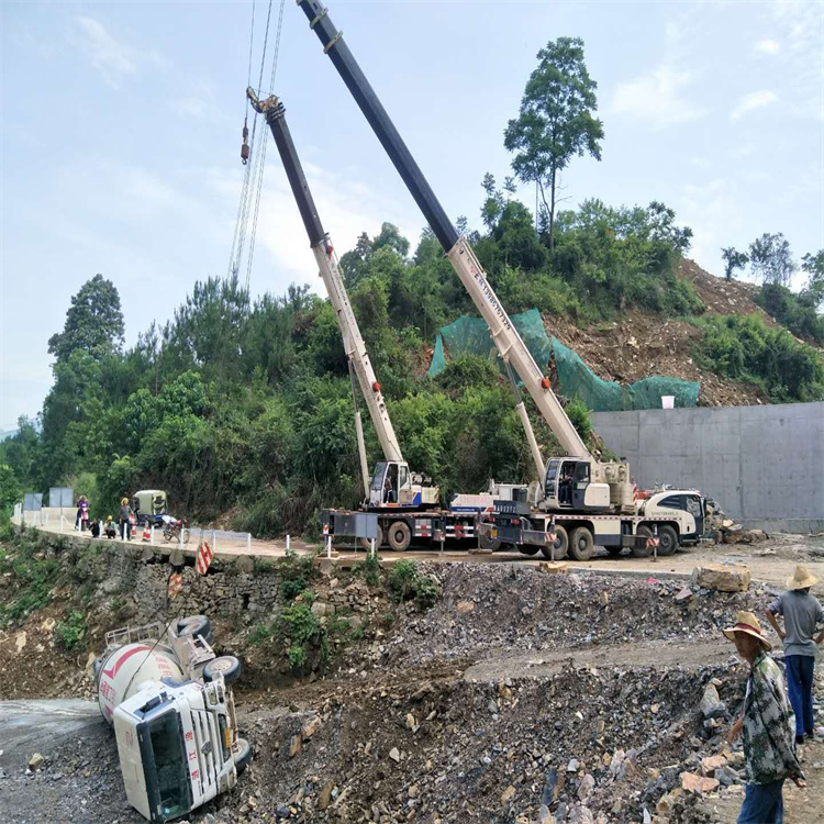 诏安县汽车掉沟里叫吊车救援要多少钱